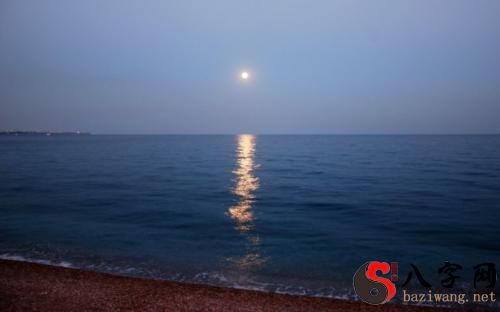 梦见月亮从海升高起來